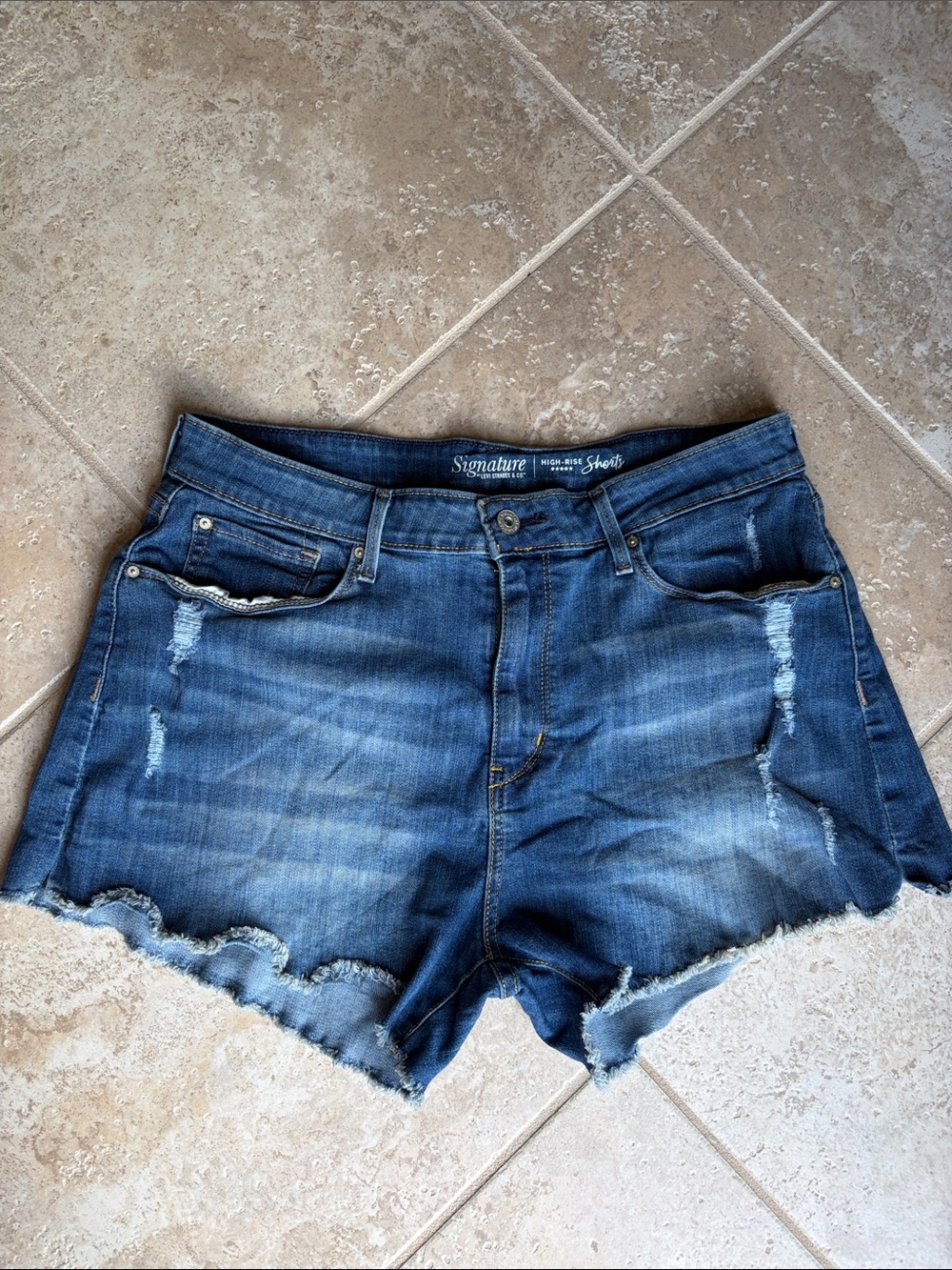 Signature Distressed Frayed Hem Denim Shorts - Blue size 16 W33